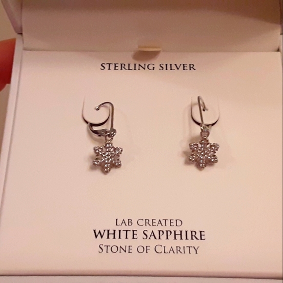 💥Deal!💥Selling for 50% off Reg. Retail price! NWT Macy's Snowflake Earrings - Picture 3 of 5